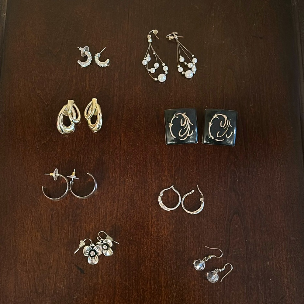8 pairs of ladies pierced earrings